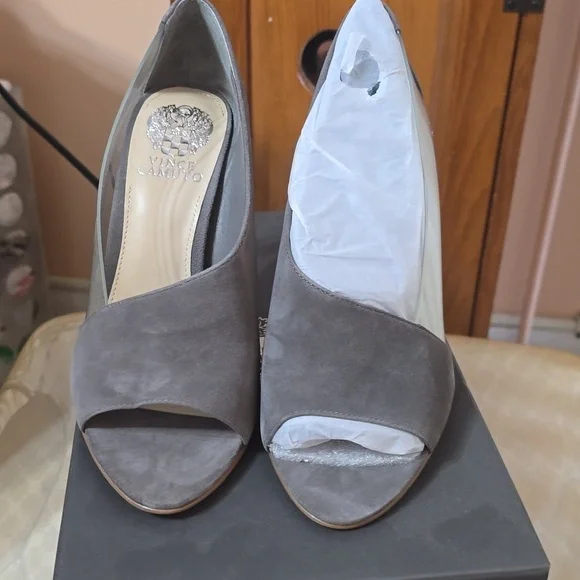 NWT Vince CAMUTO RIVESTAN PUMPS - Picture 2 of 4